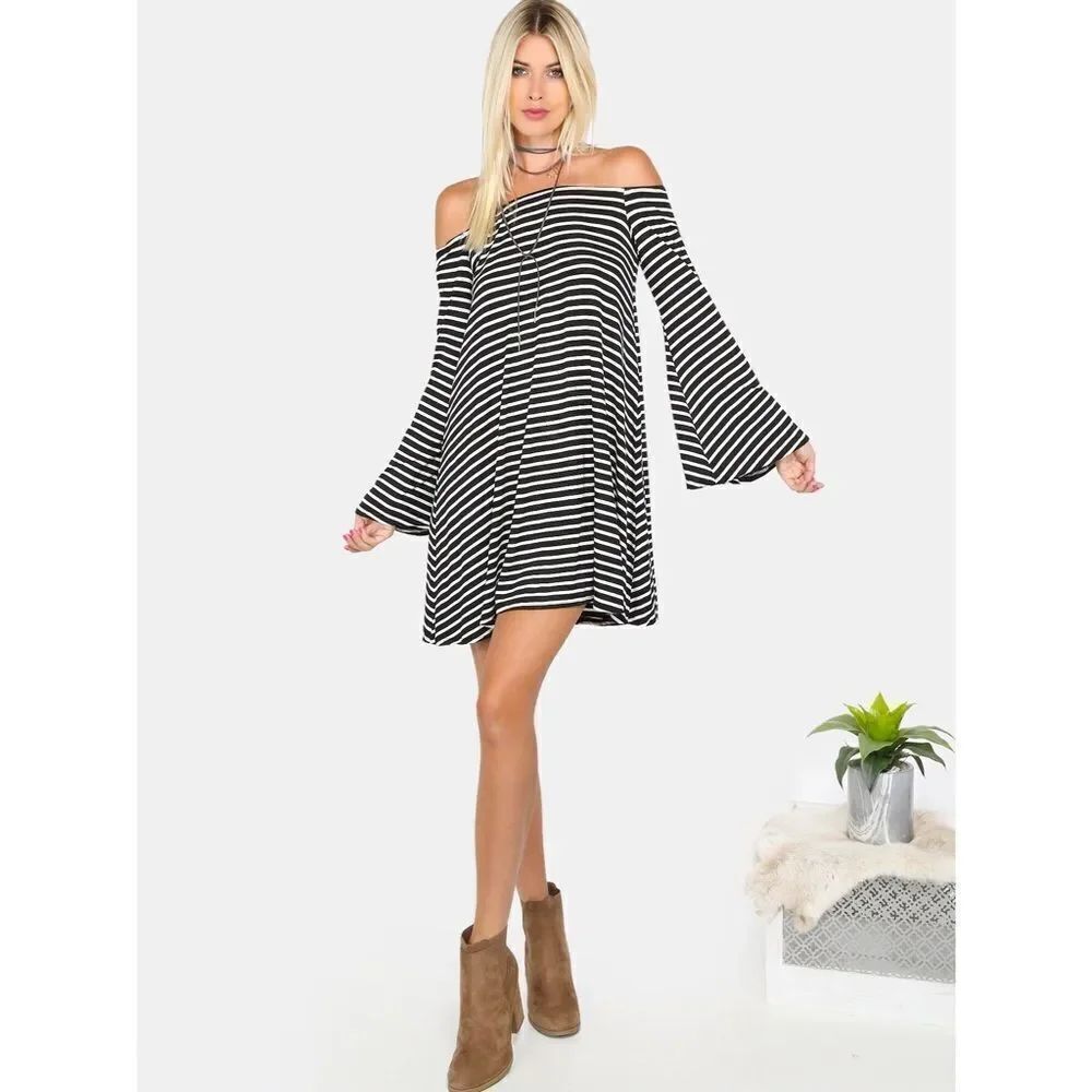 ✨HP 2-25-17✨Striped Bardot Bell Sleeves Dress✨